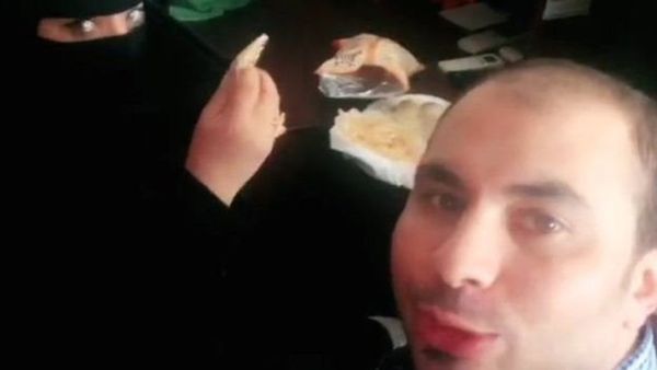 செளதி: பெண்ணுடன் உணவு அருந்தியதால் கைது செய்யப்பட்ட இளைஞர்