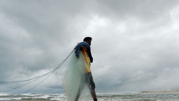 ‘கஜா’ புயல் மீட்பு பணியில் பெண்கள்: சவால்களை சந்திப்பதில் பெருமிதம்