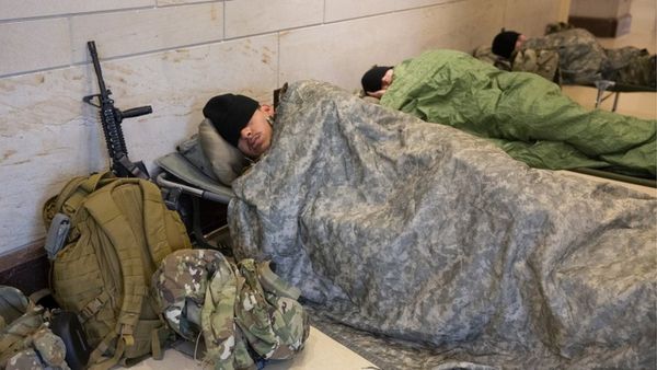 அமெரிக்க பாதுகாப்புப் படையினர் கார் பார்க்கிங்கில் தூங்கியதற்கு மன்னிப்பு கோரினார் அதிபர் பைடன்