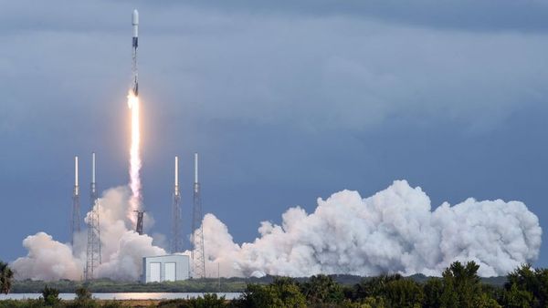 ஸ்பேஸ் எக்ஸ் ஃபால்கான்: ஒரே ராக்கெட்டில் 143 செயற்கைக்கோள்கள் ஏவி உலக சாதனை