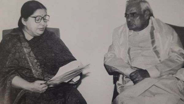 வாஜ்பேயியை கதி கலங்கச் செய்த ஜெயலலிதா: ஒரே வாக்கில் அரசை வீழ்த்திய பழைய வரலாறு