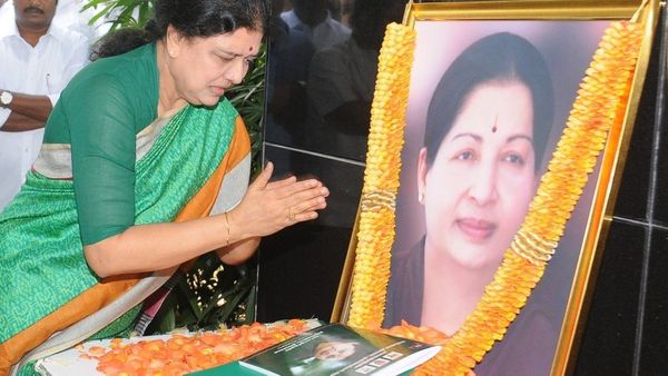 ஜெயலலிதா தோழி வி.கே.சசிகலா தமிழ்நாடு வருகை: அதிமுக அலுவலகத்தில் பாதுகாப்பு - சமீபத்திய செய்திகள்