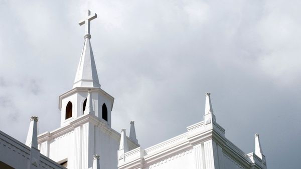 பாலியல் வன்புணர்ந்த பாதிரியாரை திருமணம் செய்ய அனுமதி மறுத்த உச்ச நீதிமன்றம் - என்ன பின்னணி?