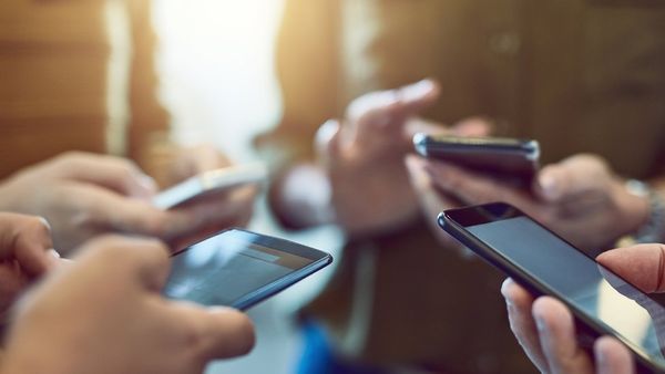 வாட்ஸ்அப், ஃபேஸ்புக், யூடியூப்: சமூக ஊடகங்களுக்கு நாம் எளிதில் அடிமையாவது ஏன்? அதற்கான தீர்வுகள் என்னென்ன?