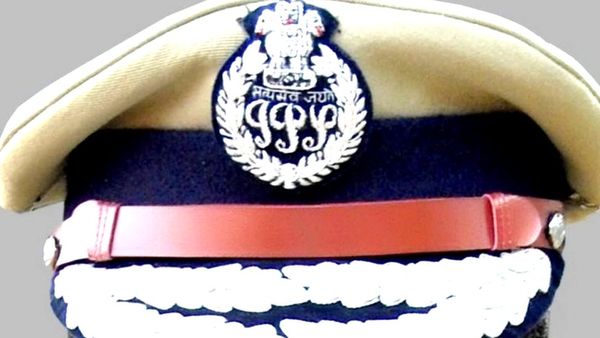 80 பதக்கம், 40 கோப்பை, 135 சான்றிதழ்கள் பெற்றும் கட்டடத் தொழிலாளியாக இருக்கும் கல்விப் பட்டதாரி