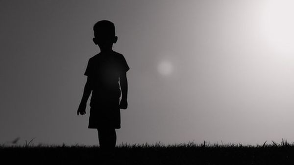 தாயே குழந்தையை அடித்து சித்திரவதை செய்யும் வைரல் காணொளி - தாயை பிடிக்க தனிப்படை