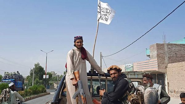 ஆப்கன் தாலிபன் ஆளுகையில் சுட்டுக் கொல்லப்பட்ட கர்ப்பிணி காவலர் - என்ன நடந்தது?