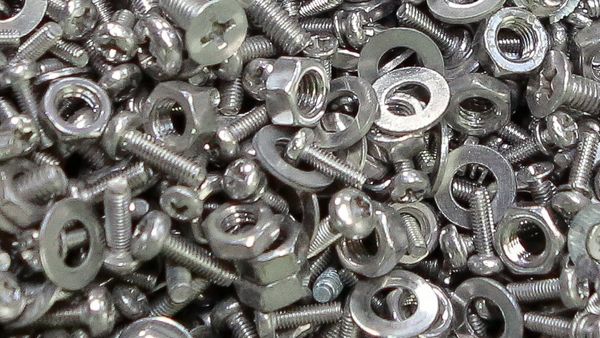 ஒரு ஆள் வயிற்றுக்குள் இருந்து 1 கிலோ ஆணி, ஸ்குரூ, நட் அகற்றம் - லித்துவேனியாவில் வினோதம்