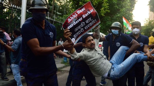 லக்கிம்பூர் விவசாயிகள் மீது பாஜகவினர் கார் மோதுவதாக காட்டும் காணொளி: பிரியங்கா வெளியிட்டார்