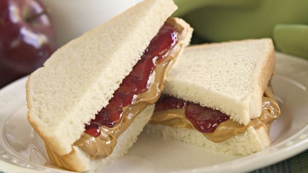 அமெரிக்க அணுசக்தி ரகசியத்தை சாண்ட்விச்,சூயிங் கம்மில் அணுசக்தி ரகசியத்தை விற்க முயன்றதாக தம்பதி கைது