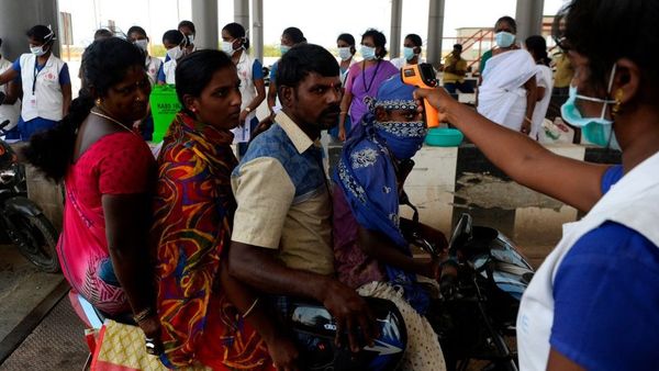 தமிழ்நாட்டில் பொது இடங்களுக்கு வருவதற்கு கொரோனா தடுப்பூசி கட்டாயமாக்கப்பட்டிருப்பது சரியா?