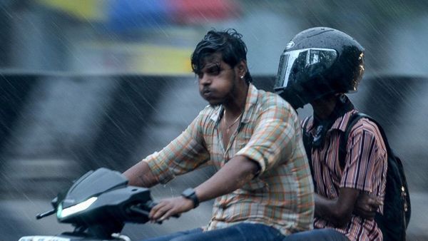 வானிலை அறிவிப்பு: தமிழ்நாட்டில் பருவமழை தீவிரம்; பல மாவட்டங்களுக்கு ஆரஞ்சு எச்சரிக்கை