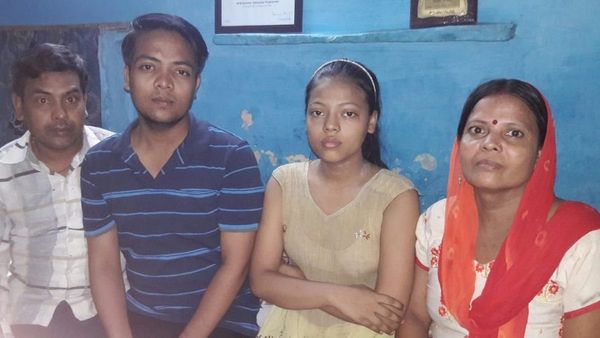 இரைச்சல், சாக்கடைகள், குப்பை கிடங்குகளுக்கிடையில் குடிசையில் வாழும் இளைஞர்