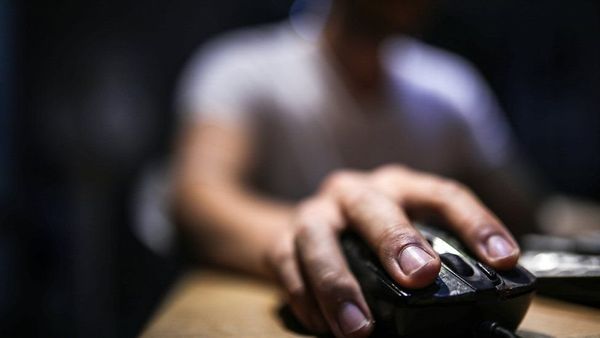 அமெரிக்காவை அதிர வைத்த ஹேக்கர்களைப் பிடிக்க 74 கோடி ரூபாய் சன்மானம்