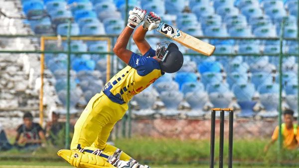 கடைசி பந்தில் சிக்சர் - தோனியை ரசிக்க வைத்து ஒரேநாளில் ஹீரோவான ஷாருக்கான்!