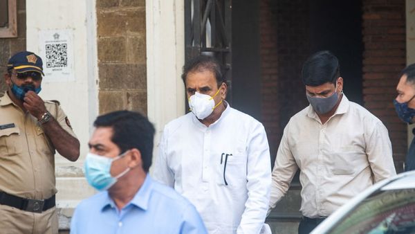 பரம்வீர் சிங்: காணாமல் போன முன்னாள் மும்பை ஆணையர் மீண்டும் பொது வெளியில் தோன்றினார்