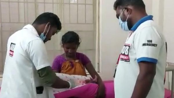 கடலூரில் இருளர் பழங்குடி தாய், சேயை காப்பாற்றிய 108 ஆம்புலன்ஸ் ஊழியர்கள் - வழியிலேயே பிரசவம்