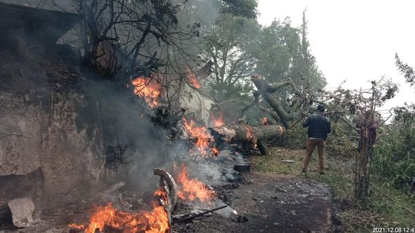 நீலகிரியில் பிபின் ராவத் பயணித்த ராணுவ ஹெலிக்காப்டர் விபத்துக்குள்ளானது