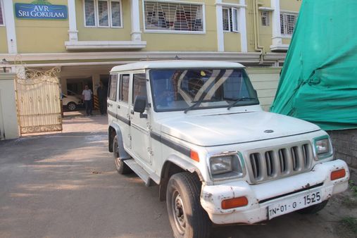 முன்னாள் அமைச்சர் தங்கமணி தொடர்புடைய வீடு, அலுவலகங்களில் லஞ்ச ஒழிப்புத்துறை சோதனை - முழு விவரம்