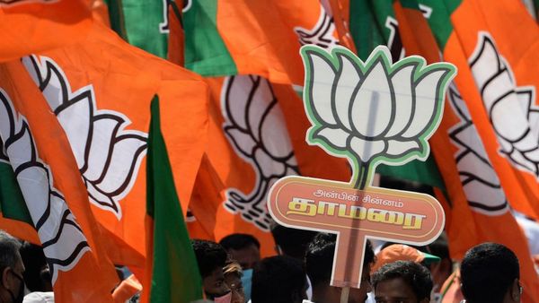 நான்கு டோஸ் கொரோனா தடுப்பூசி செலுத்திக்கொண்ட பெண்ணுக்கு கொரோனா தொற்று