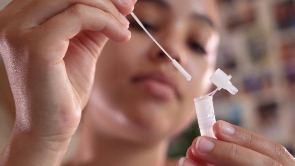 ஒமிக்ரான் திரிபின் அறிகுறிகள் என்ன? காய்ச்சல், இருமல் இருந்தால் கொரோனா என்று பொருளா?