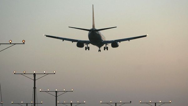 நடுவானில் கொரோனா: 5 மணி நேரம் விமான கழிவறையில் தனிமைப்படுத்திக் கொண்ட ஆசிரியை