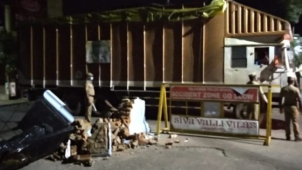 பெரியார் சிலை சேதம்: கூகுள் மேப்பை பார்த்து ஓட்டியதால் பெரியார் சிலை மீது லாரி மோதியது