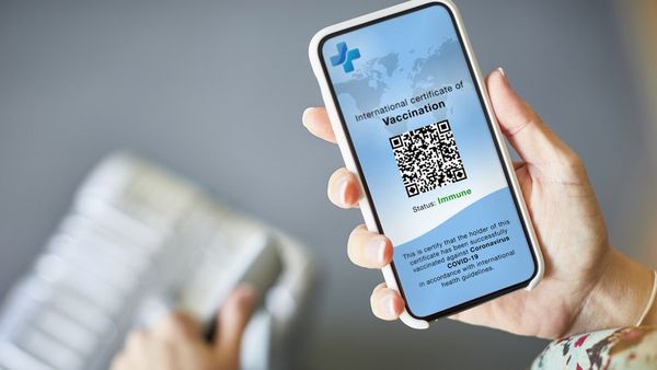 கோவிட்: முகக்கவசம் மற்றும் கோவிட் பாஸ் விதிமுறிகள் இங்கிலாந்தில் இனி இல்லை