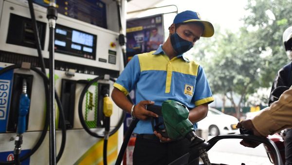 சிம்லாவில் கடும் பனிப்பொழிவு: 30 கி.மீ ஜேசிபியில் பயணித்து திருமணம் செய்த மணமகன்