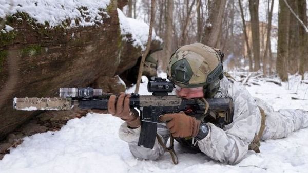 யுக்ரேன் ரஷ்யா நெருக்கடி: போர் பதற்றத்தை உருவாக்காதீர்கள் - மேற்குலக நாடுகளிடம் கூறும் யுக்ரேன் அதிபர்