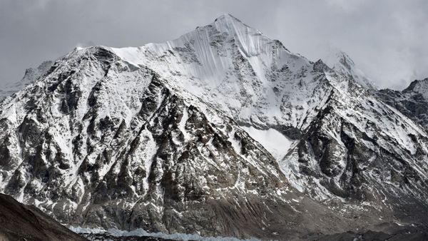 எவரெஸ்ட் சிகரம்: 'அதிவேகத்தில் உருகும் பனிப்பாறைகள்; 100 கோடி பேருக்கு பாதிப்பு' - அறிவியல் ஆய்வு