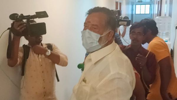 திருச்செந்தூரில் ஓ பன்னீர் செல்வம் தம்பி ராஜா விகே சசிகலாவுடன் சந்திப்பு