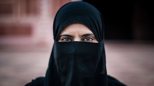 ஹிஜாப் அணிந்ததால் ரயிலில் உட்கார அனுமதி மறுப்பு: மும்பையில் நடந்த சம்பவத்துக்கு குவியும் கண்டனம்