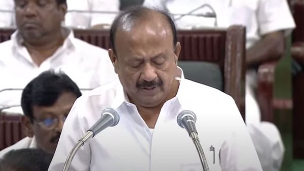 ஜப்பான் பிரதமருக்கு இந்திய பிரதமர் மோதி வழங்கிய சந்தன கட்டை பரிசுப்பொருட்கள்