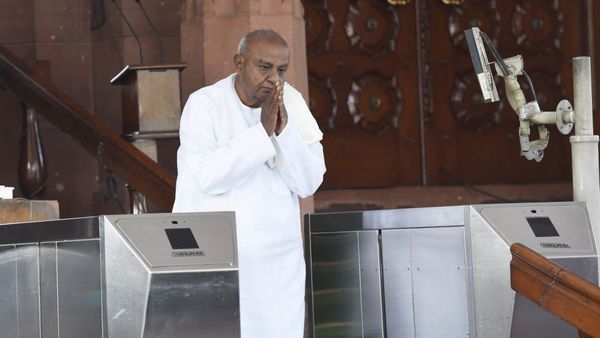 காவிரி விவகாரம்: 'நாங்கள் பிச்சைக்காரர்கள்' - நாடாளுமன்றத்தில் உணர்ச்சிவயப்பட்ட தேவ கவுடா