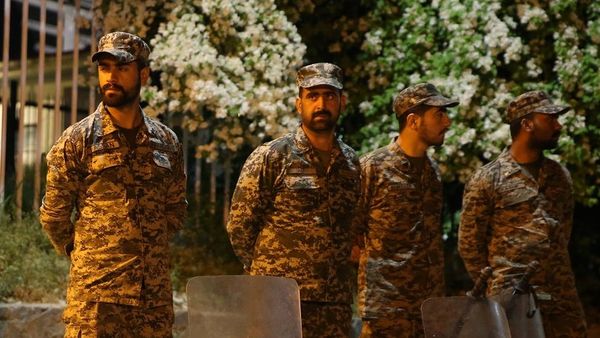 பாகிஸ்தான்: இம்ரான் கான் வீட்டில் நள்ளிரவில் இறங்கிய ஹெலிகாப்டர் - என்ன நடந்தது?