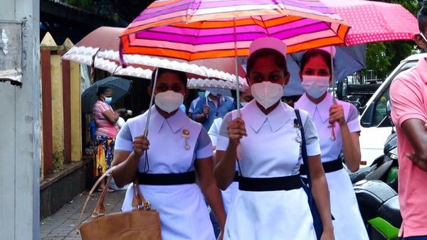 இலங்கையில் மருத்துவ நெருக்கடி: “மருந்து வாங்க வருபவர்கள், மரணச் சான்றிதழ் வாங்கும் நிலைதான் உள்ளது