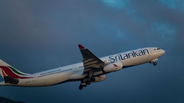 இலங்கை போராட்டத்தில் இணைந்த போலீஸ் அதிகாரி: 