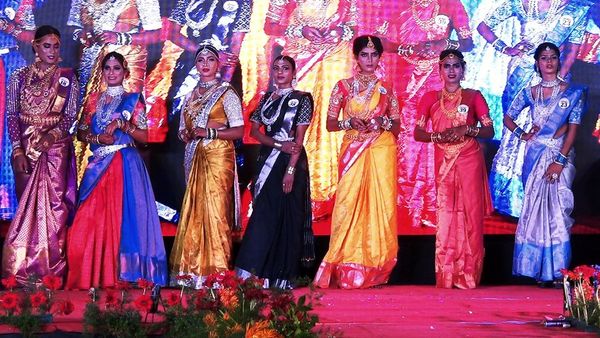 கூவாகம் அழகிப் போட்டியில் வென்ற மெஹந்தி: 