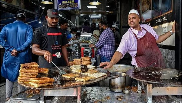 கர்நாடகாவில் அடுத்த சர்ச்சை: பள்ளியில் பைபிள் கட்டாயமாக கற்பிக்கப்படுவதாக புகார் - என்ன நடக்கிறது?
