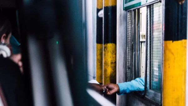 சுங்கக்கட்டணம் கேட்டு லாரி பம்பரில் ஏறிய ஊழியர்: அப்படியே 10 கி.மீ. இயக்கிய ஓட்டுநர் - வைரலாகும் வீடியோ