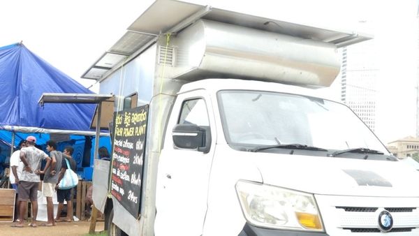 இலங்கை நெருக்கடி: கொழும்பு போராட்டக் களத்துக்கு டீசல் இல்லாமல் மின்சாரம் கிடைப்பது எப்படி?