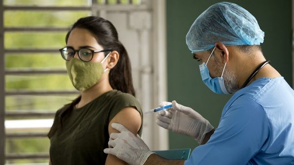 கோவிட் 19 தடுப்பூசி போட்டுக்கொள்ள கட்டாயப்படுத்தக் கூடாது: உச்ச நீதிமன்றம்