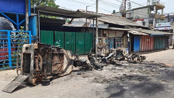 மஹிந்த ராஜபக்ஷ திருகோணமலை கடற்படை முகாமில் உள்ளார்: உறுதிப்படுத்திய பாதுகாப்பு செயலாளர் கமல் குணரத்ன