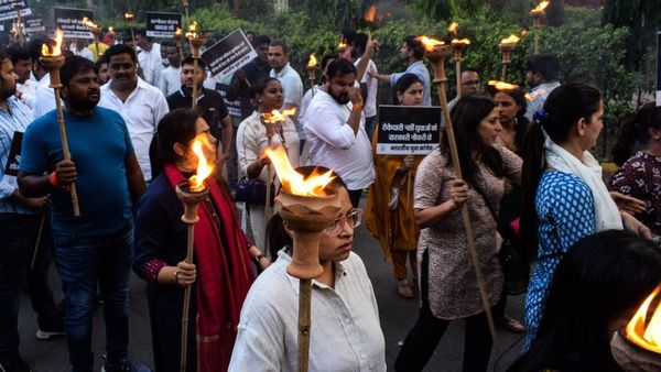 அக்னிபத் திட்டத்தை எதிர்த்து நாடு முழுதும் போராட்டம்: பாஜக துணை முதல்வர் வீடு மீது தாக்குதல்