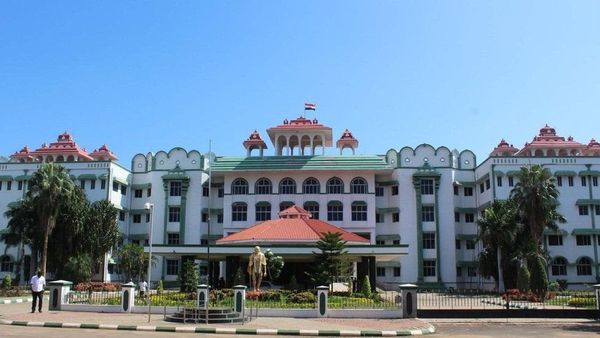 தமிழ்நாடு அரசுப் பள்ளிகளில் தற்காலிக ஆசிரியர் நியமனத்திற்கு நீதிமன்றம் இடைக்காலத் தடை