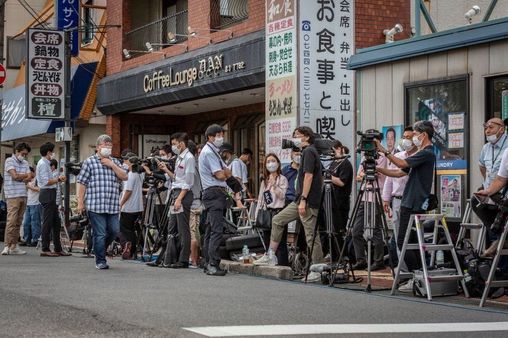 ஜப்பான் முன்னாள் பிரதமர் ஷின்சோ அபே சுட்டுக்கொலை: பாதுகாப்பான நாட்டில் குற்றம் நடந்தது எப்படி?