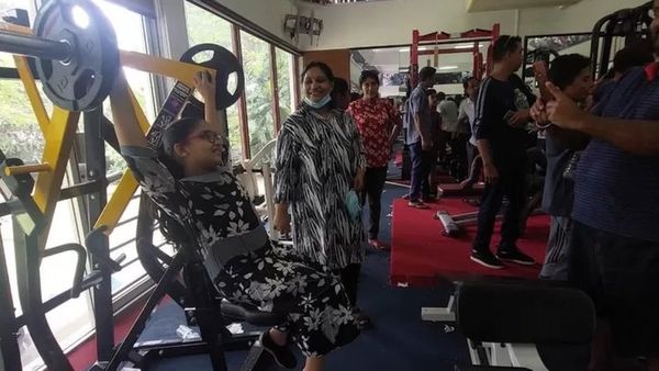 இலங்கை ஜனாதிபதி மாளிகையில் செல்ஃபி, ஜிம், நீச்சல் - உற்சாகத்தில் மக்கள்