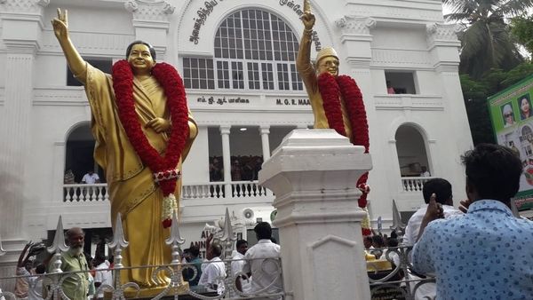 அதிமுக தலைமை அலுவலகத்தில் ஓ.பி.எஸ்: கல்வீசி மோதல், கதவு உடைப்பு - நடந்தது என்ன?