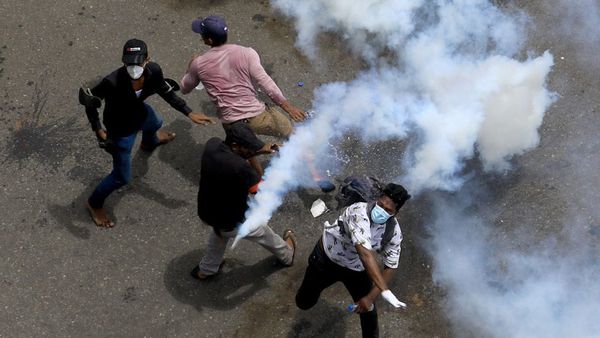 இலங்கை நெருக்கடி தீர்வு கிடைக்கும் வரை ஜனாதிபதி மாளிகையை விட்டு வெளியேற மாட்டோம் - போராட்டக்காரர்கள்